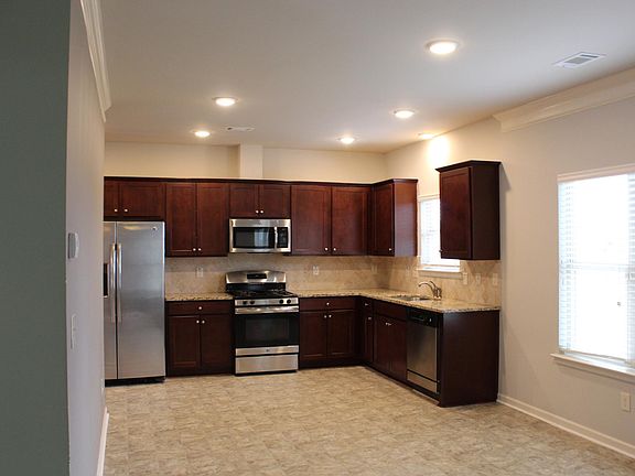 Bright spacious eat in kitchen