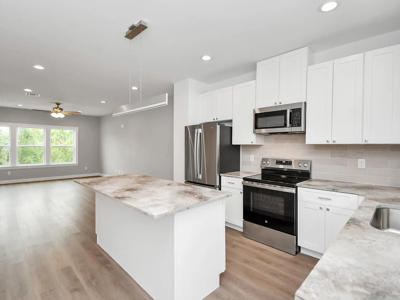3 bed, 2.5 bath, 1565 sqft, $2,300 — Photo 3