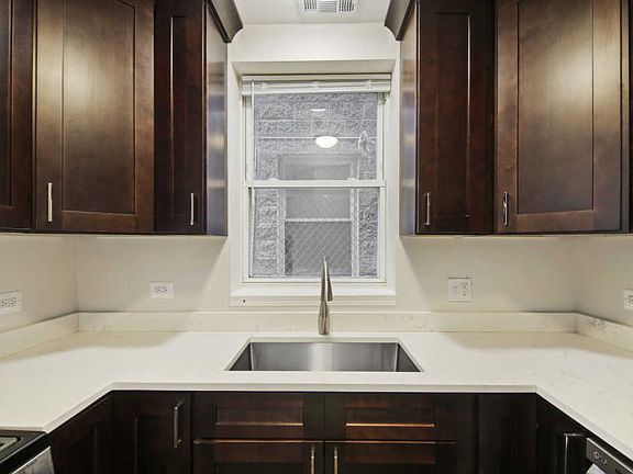 4th image of 1825 S Fairfield Ave #1