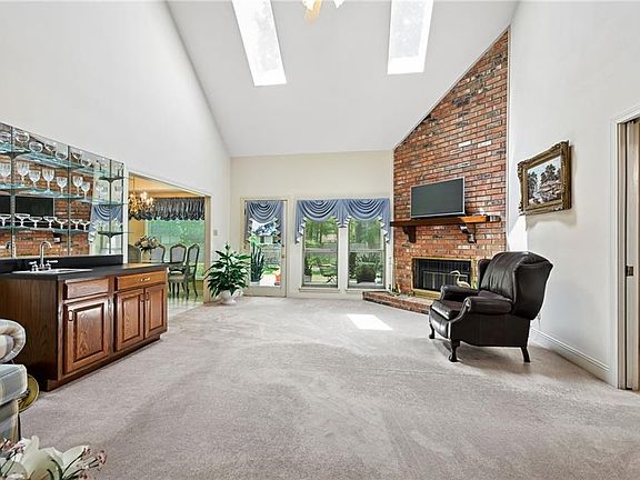 2nd image of 525 Laura Dr N