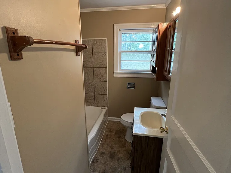 323 Lee St — Photo 3