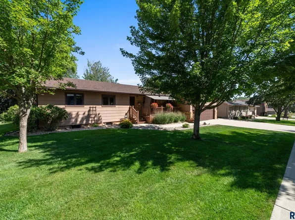 4304 E 20th St, Sioux Falls, SD 57103