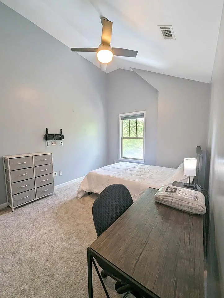 3 bed, 2.5 bath, 1980 sqft, $1,000 — Photo 1