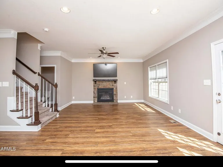 1608 Silver Spur Ln — Photo 10