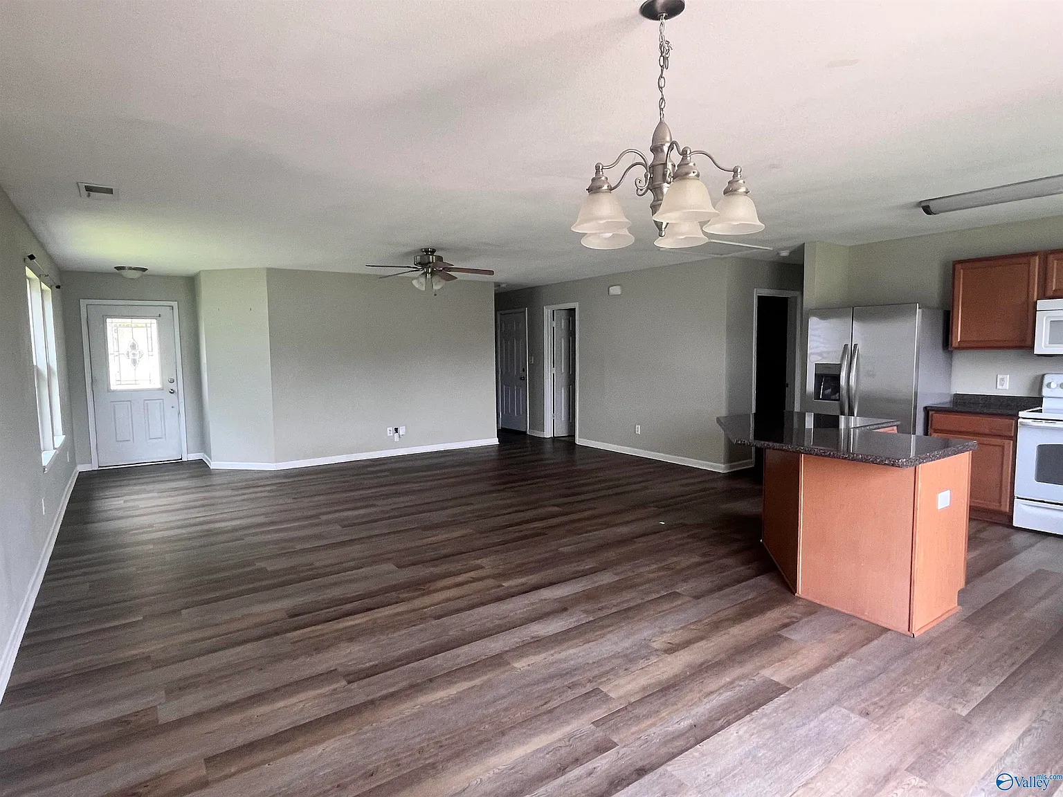3 bed, 2.0 bath, 1432 sqft, $1,600 — Photo 3