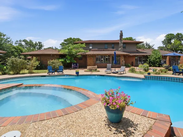 904 W Belknap St, Jacksboro, TX 76458