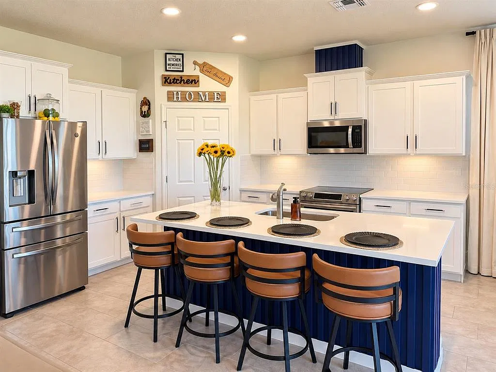 4 bed, 2.0 bath, 2055 sqft, $2,500 — Photo 4