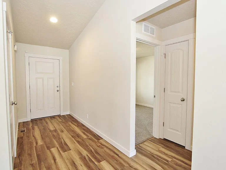 4044 Queen Anne Dr — Photo 2