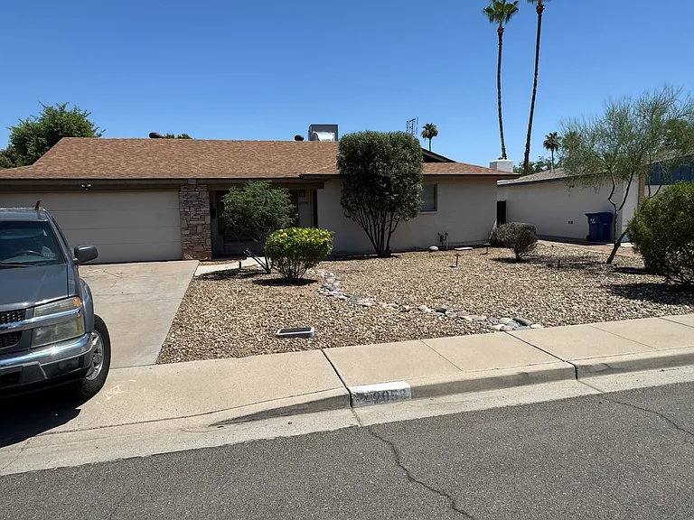 2058 E Fremont Dr — Photo 1