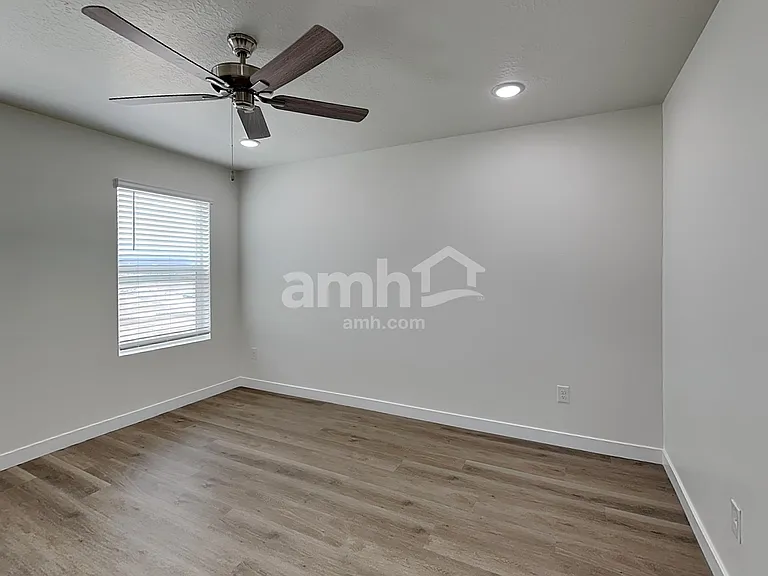 1232 W Mahogany St — Photo 9