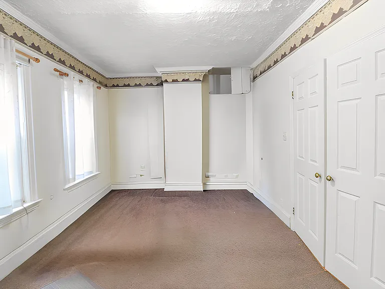 MASTER BEDROOM (UN-STAGED/DIFFERENT ANGLE)
