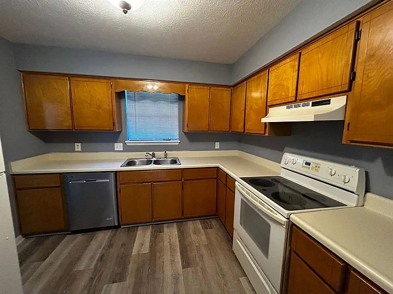 1007 W 11th Ct — Photo 5