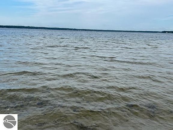 2nd image of 556 S Lakeshore Dr