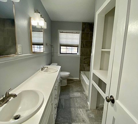 bathroom with 2 sinks and bathtub / shower.
