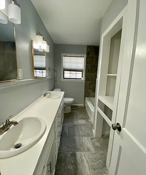 bathroom with 2 sinks and bathtub / shower.