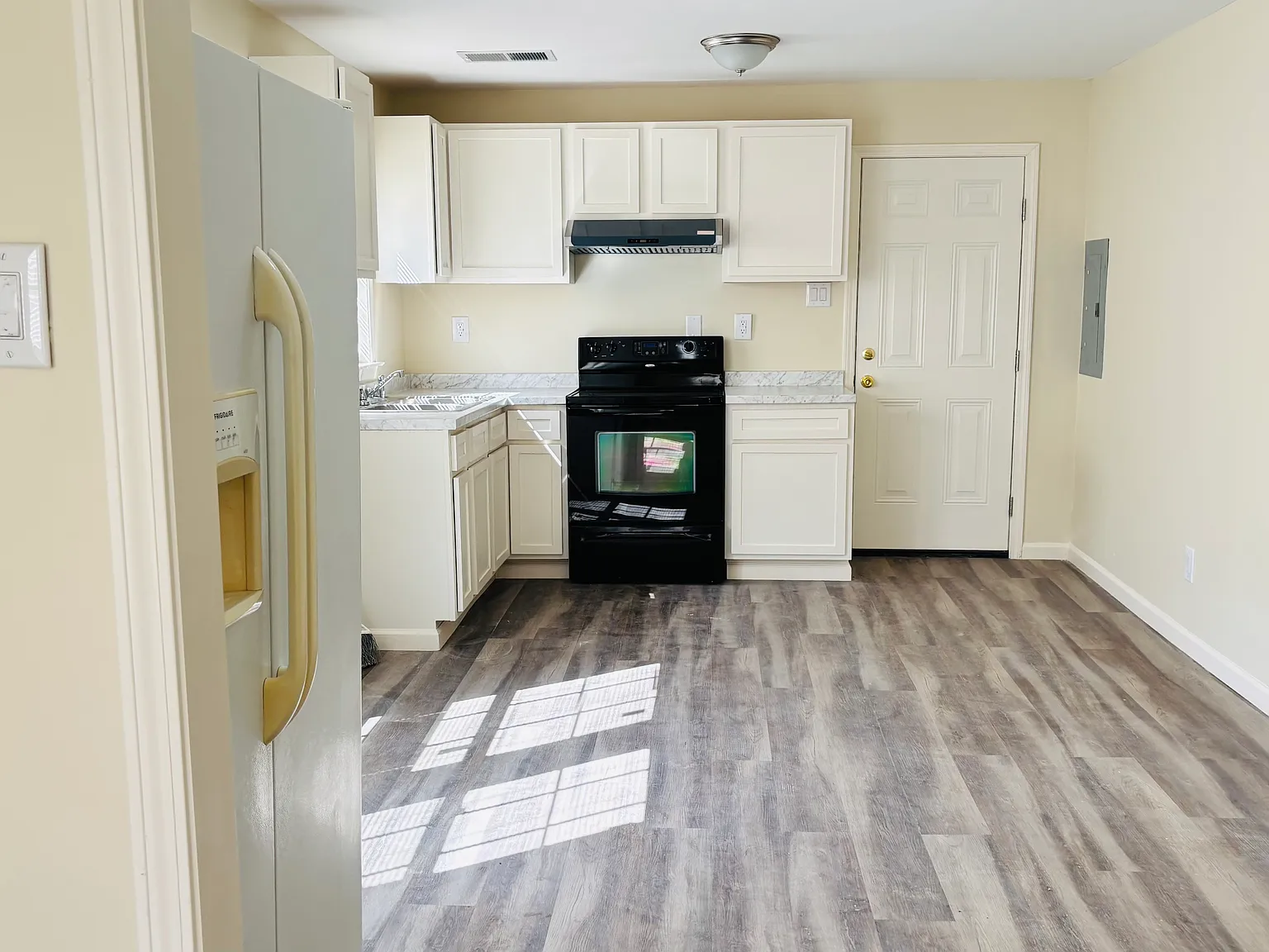 2 bed, 870 sqft, $995 — Photo 2