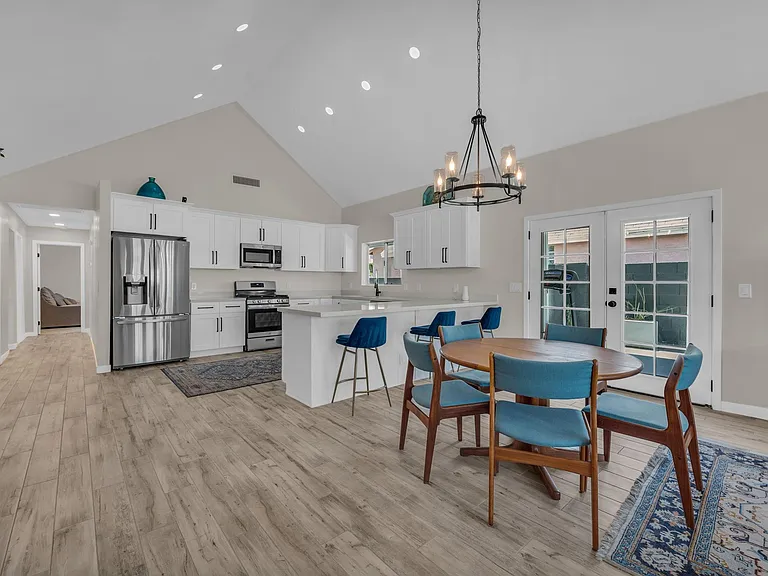 325 E Mitchell Dr — Photo 1