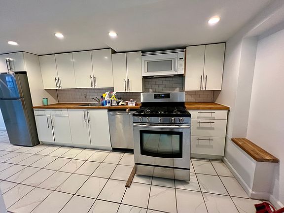 3rd image of 136 Moffat St #B