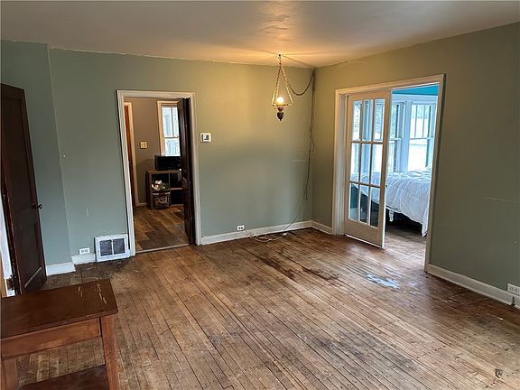 4th image of 3209 Midway Street
