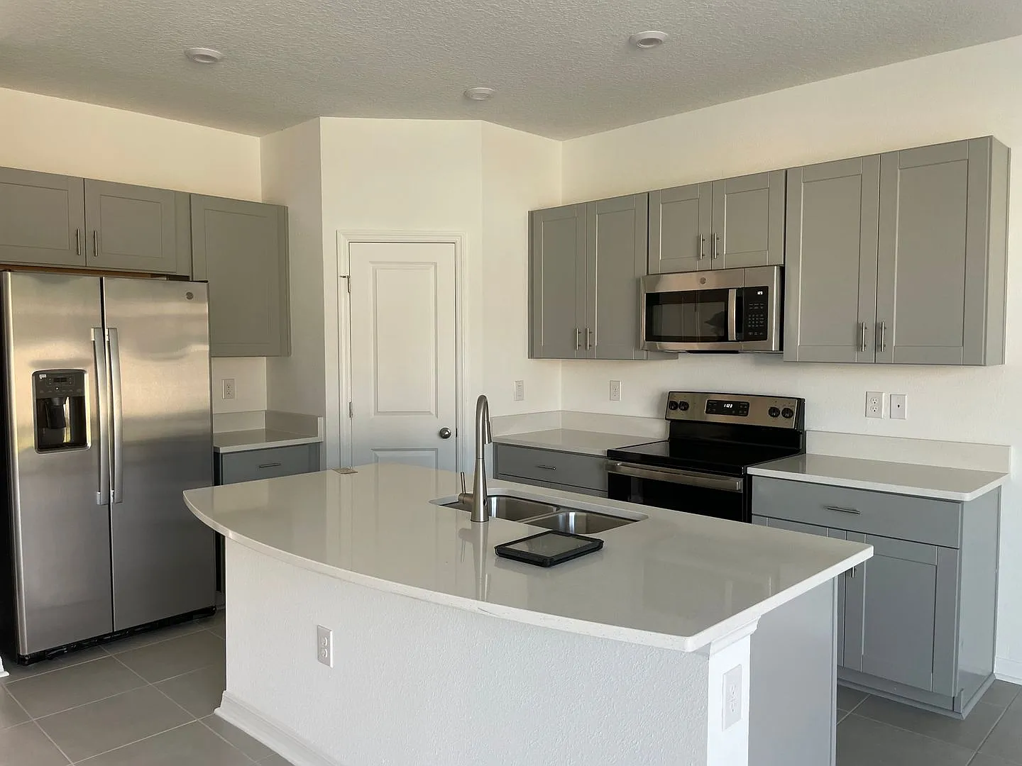 3/2.5 Townhome in Annie's Walk | Close Access to the Airport and River City Marketplace — Photo 3