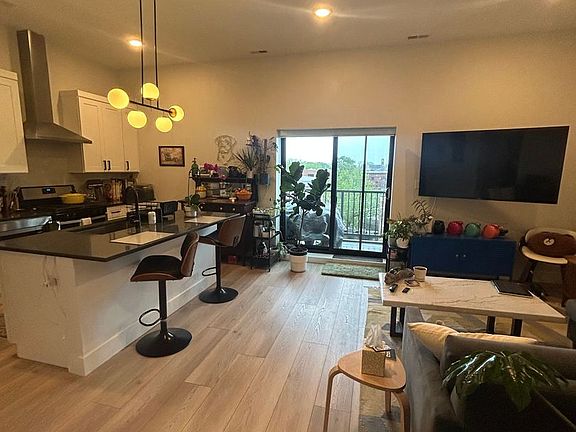 5th image of 1214 W Carmen Ave #403