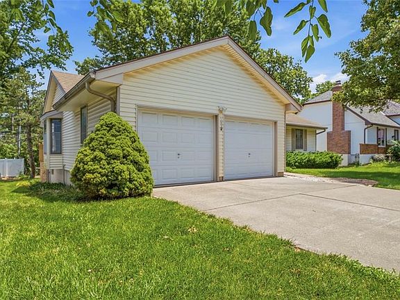2nd image of 105 SE Colony Dr