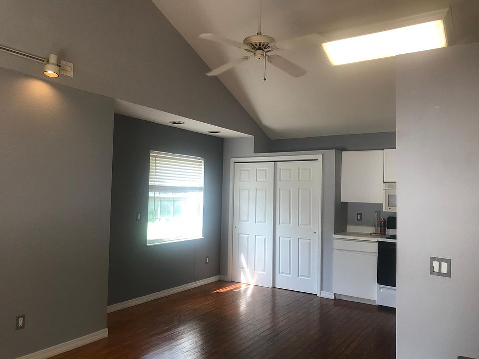 Light and bright 2nd floor apartment. A short walk to Downtown!