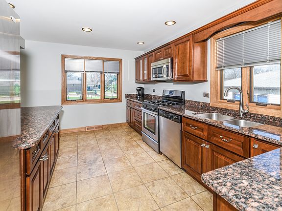 4th image of 11358 Neenah Ave