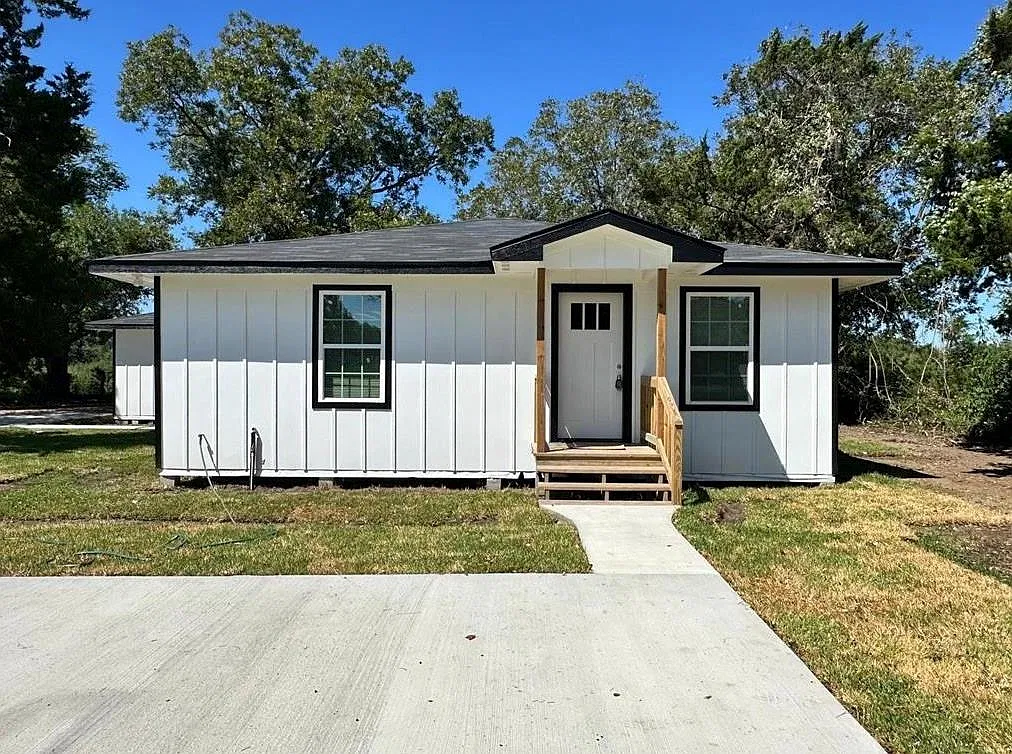 3 bed, 2.0 bath, 1300 sqft, $1,600 — Photo 1