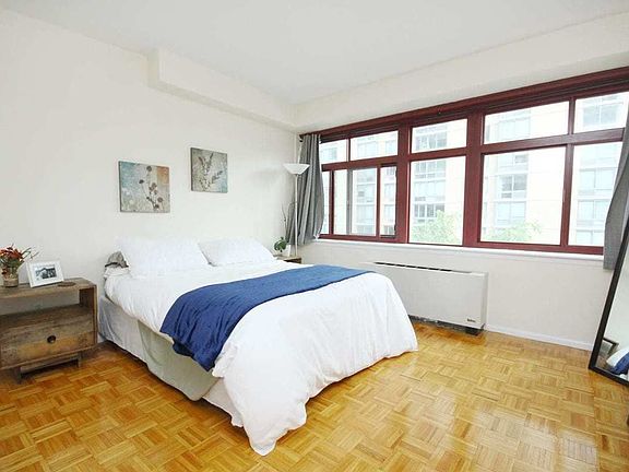 4th image of 474 48th Ave APT 4V