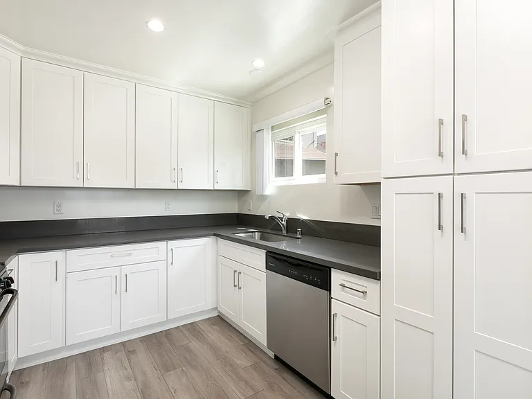 1108 Waterloo St #8 — Photo 3