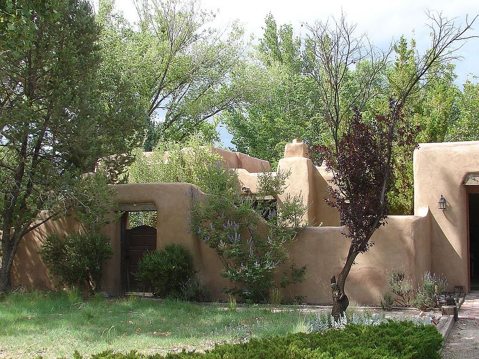 1st image of 1001 Hacienda Dr NW