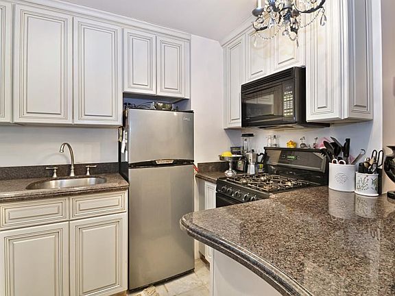 4th image of 333 W 56th St APT 4L