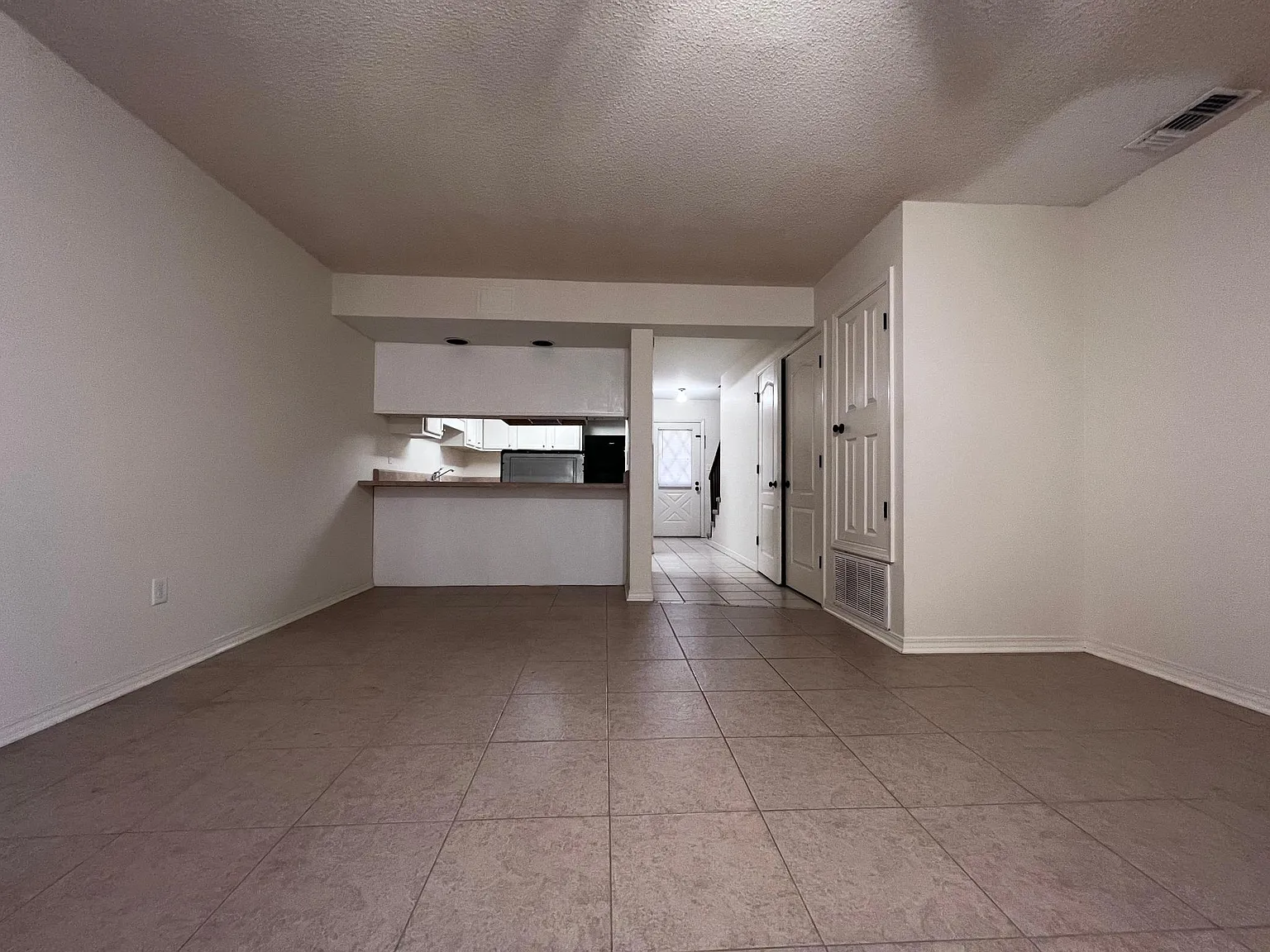 2 bed, 1.5 bath, 1014 sqft, $1,400 — Photo 4