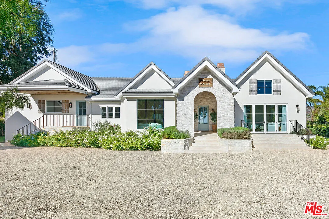 7 bed, 8.0 bath, 7400 sqft, $95,000 — Photo 3