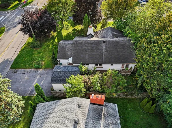 889 Mountainview Ave, Ottawa, ON K2B 5G1