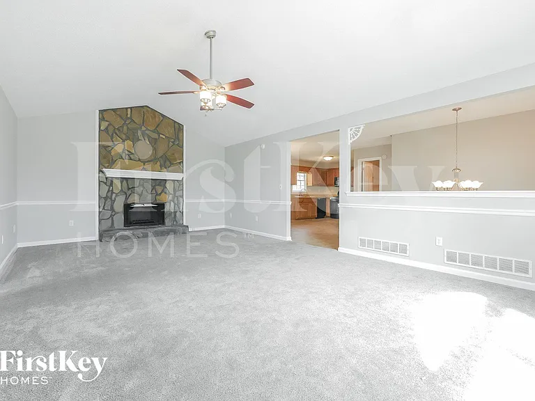 221 Whitney Ln — Photo 3
