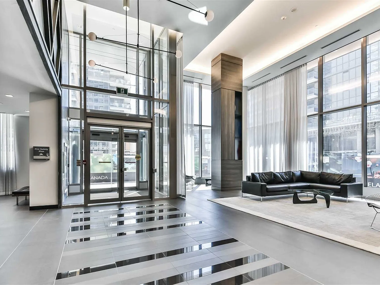 2 bed, 589 sqft, $2,400 — Photo 3