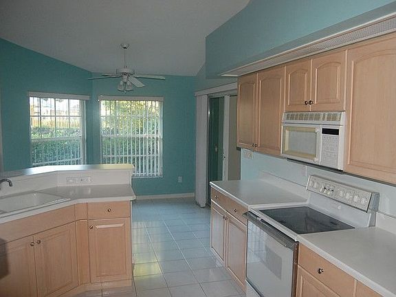 5th image of 552 Woodgrove St