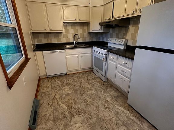 5th image of 104 Leonard Ave