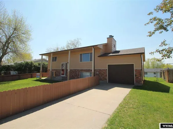 215 Sunset Ave, Thermopolis, WY 82443