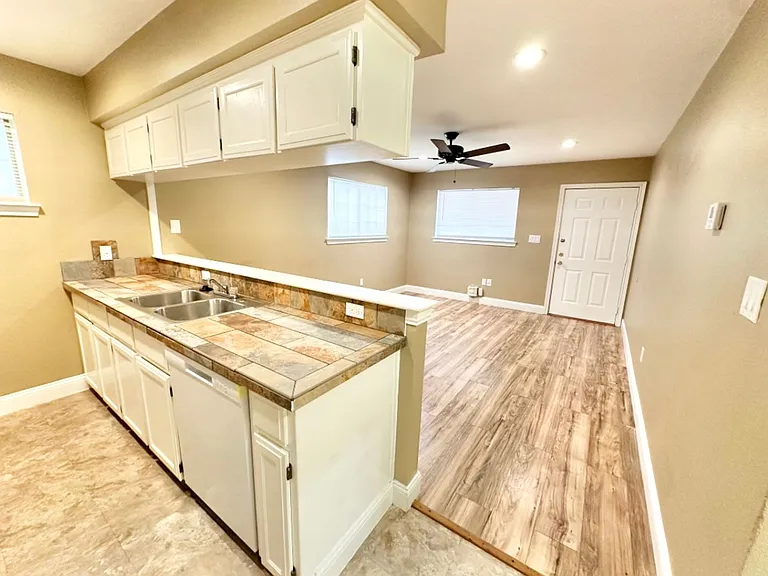 2308 W Hickory St — Photo 4