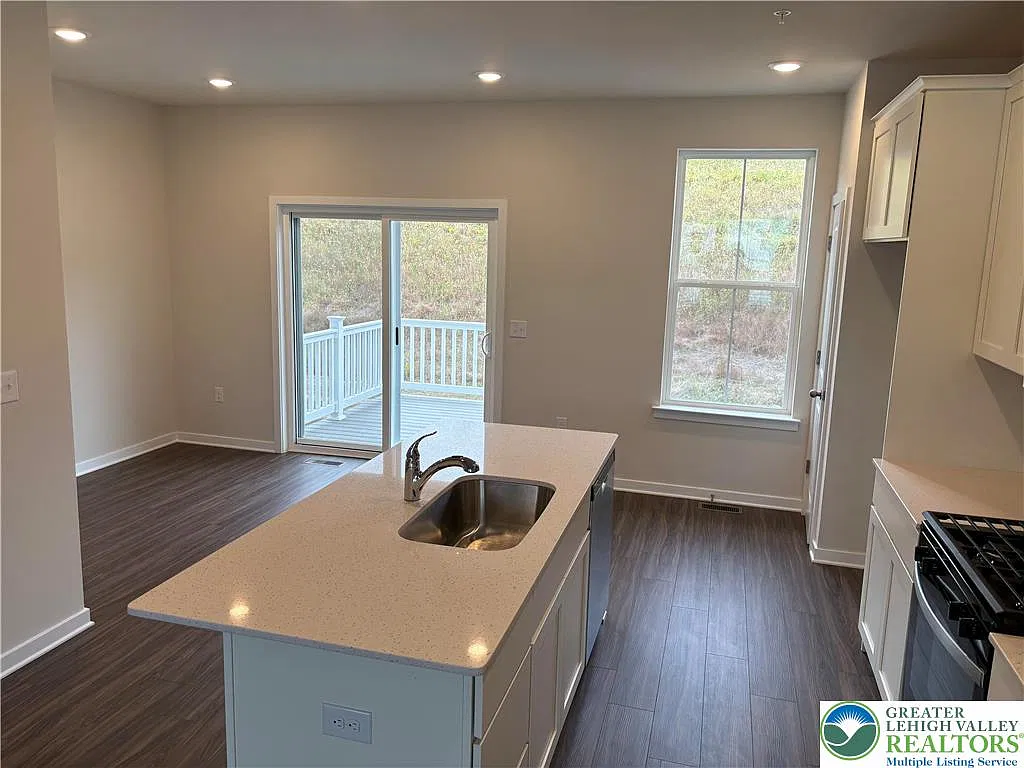 3 bed, 4.0 bath, 1731 sqft, $2,575 — Photo 3