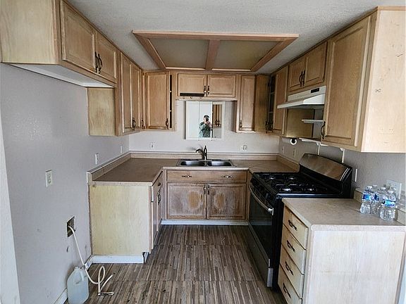 3rd image of 961 Chateau Way