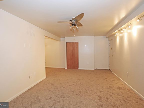 4th image of 110 Royal Oak Dr APT A
