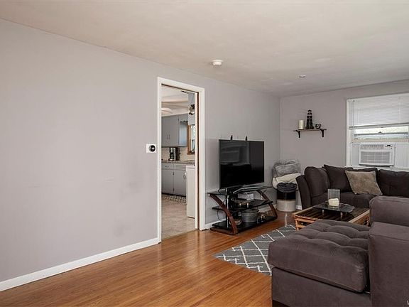 5th image of 132 Lyndale Ave