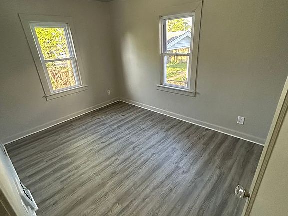 5th image of 841 Stanley Ave