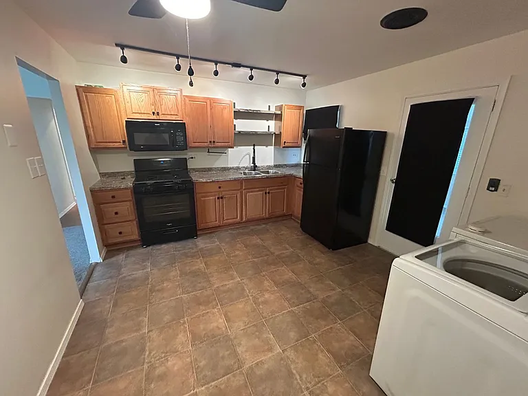 1700 W Granview Dr — Photo 5