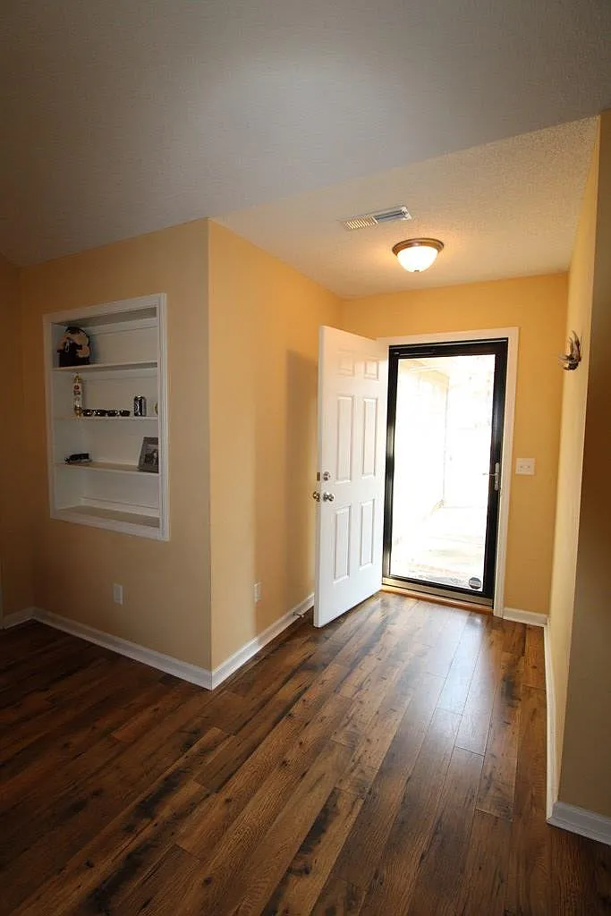 3 bed, 2.0 bath, 1277 sqft, $1,450 — Photo 2