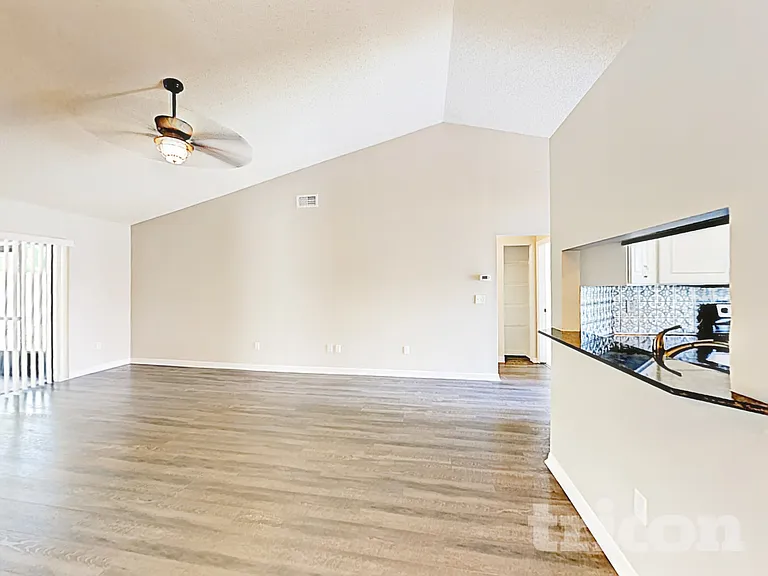 1718 Brandon Trace Ave — Photo 5